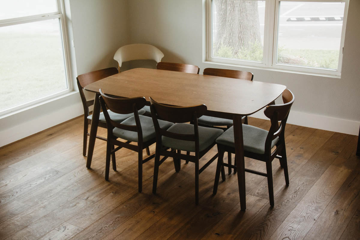 empty dining room table