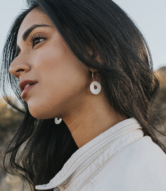 Varidi Dainty Hoop Earrings - Mother of Pearl